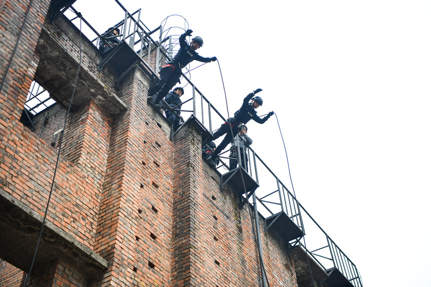 攀登索降。鄒樂攝