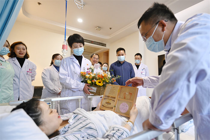 醫院為新晉媽媽們送上了鮮花、出生紀念盒。鄒樂攝