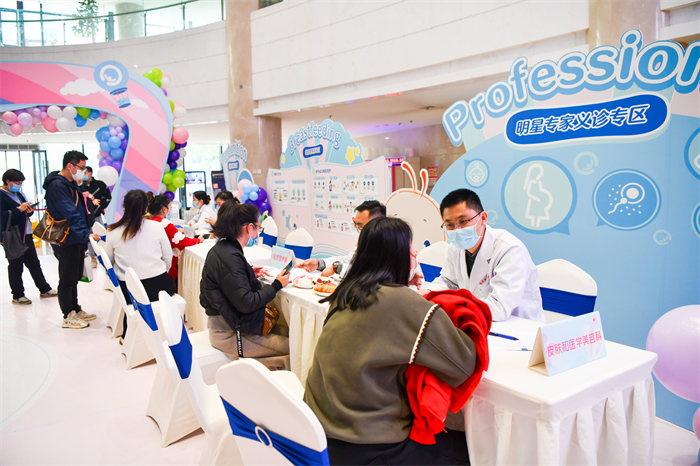 專家團隊為婦女同胞進行健康咨詢和健康指導。