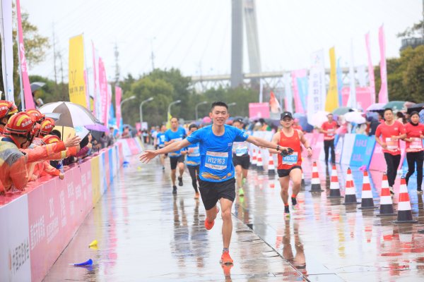 奔跑中的參賽選手?；顒咏M委會供圖