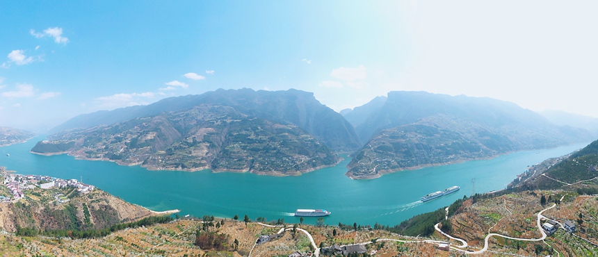 長江豪華游輪行駛在重慶市巫山縣曲尺鄉境內。盧先慶攝