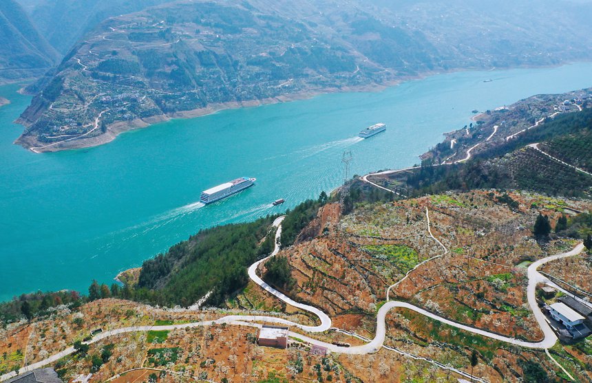 長江豪華游輪行駛在重慶市巫山縣曲尺鄉境內。盧先慶攝