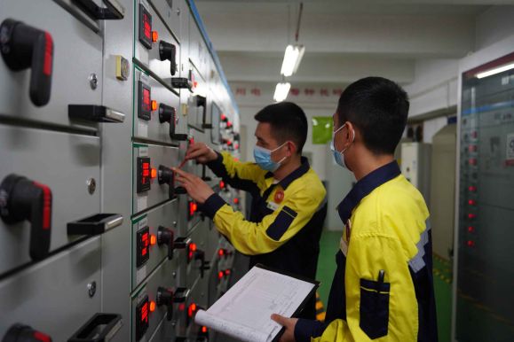 機電專家在配電機房巡檢。重慶萬科供圖