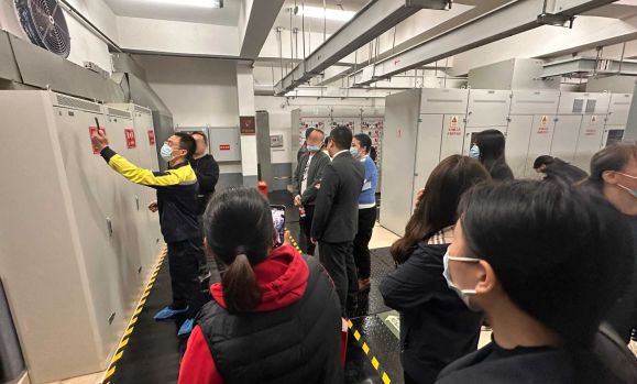 機電專家曹亮演示工單系統。重慶萬科供圖