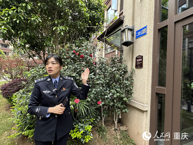 民警薛丹丹介紹“智慧門牌一碼通”功能。人民網 劉政寧攝