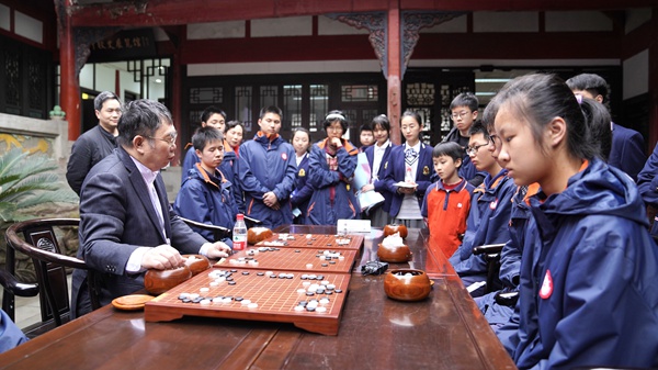 聶衛平與重慶青少年棋手過招。重慶一中供圖