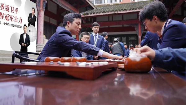 古力與重慶青少年棋手過招。重慶一中供圖