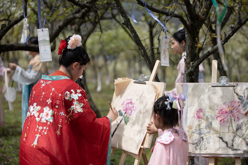 游客們身著古裝暢游梨園。胡程攝