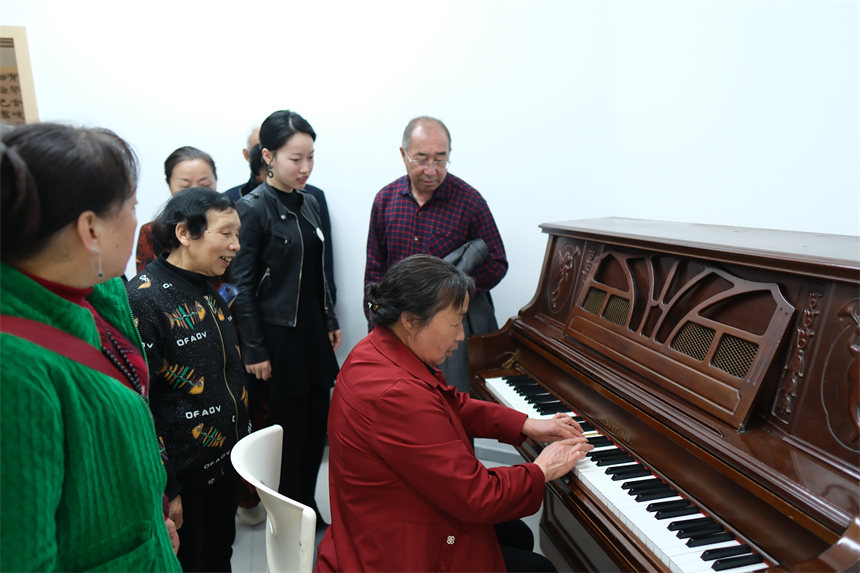 南岸區老年大學銅元局街道分校，器樂班老人學習演奏。郭旭攝