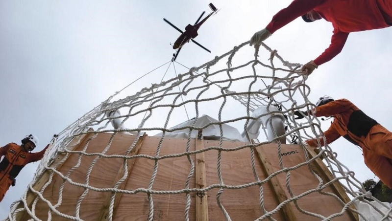 地面人員在料場進行物資吊裝準備。李濤攝