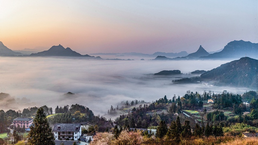 南川區三泉鎮馬嘴村云霧繚繞似仙境。瞿明斌攝