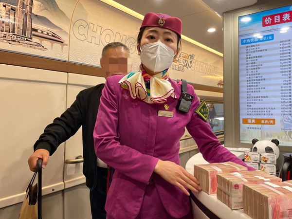 列車長張婷婷將現金交還乘客。重慶客運段供圖