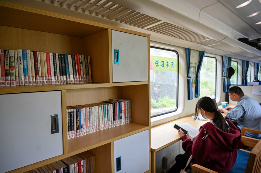 搭乘火車的旅客正在閱讀。鐘潔攝