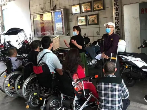 李紅纓（中）傾聽殘疾人群體需求，普及法律知識。南岸區殘聯供圖