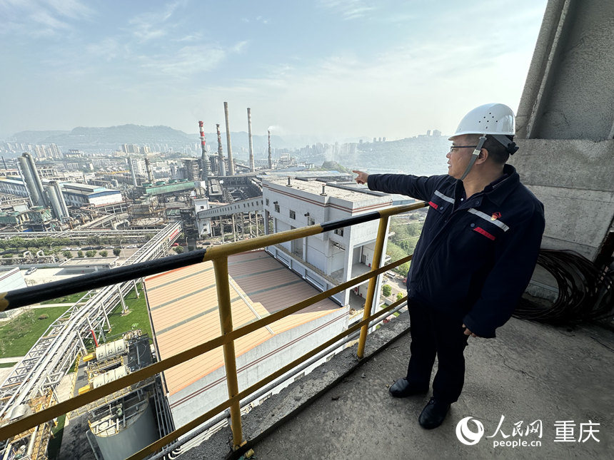 視線遠處為合成氨老廠區，近處為合成氨新廠區。人民網 劉政寧攝