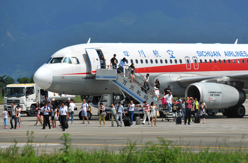 萬州機場人來人往。冉孟軍攝