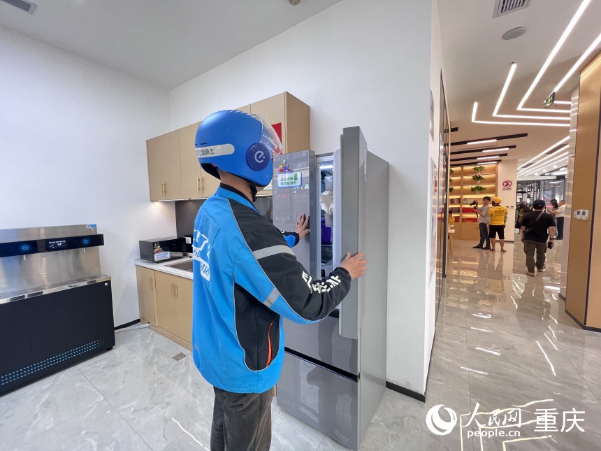 外賣小哥在冰箱里取自帶便當。人民網 胡虹攝