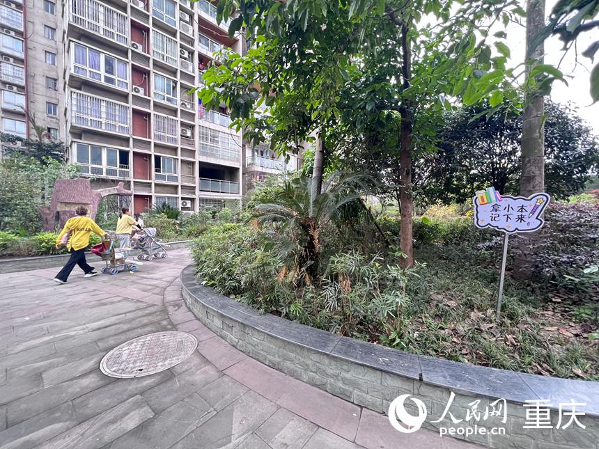 宏康浩宇小區環境整潔，綠植盎然。人民網 胡虹攝