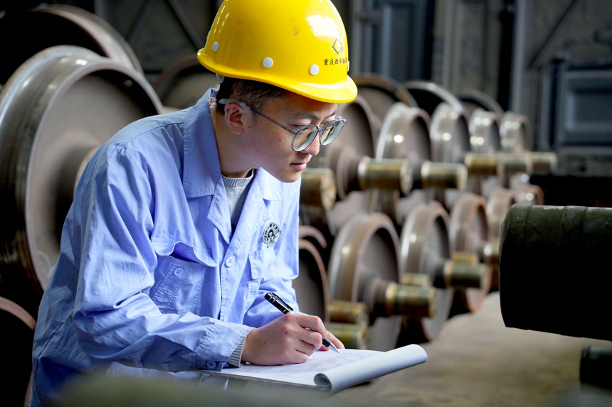車輛鉗工正在進行防洪車輛輪對清查作業。吳晉超攝