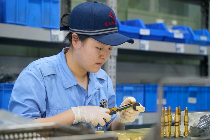 制動鉗工正在進行制動配件組裝作業。吳晉超攝