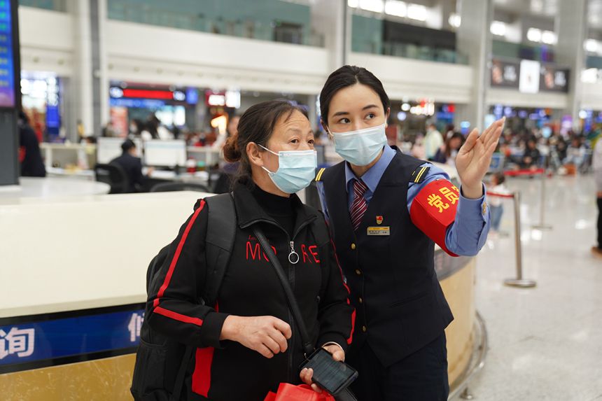 4月29日，重慶北站工作人員在接受旅客咨詢。汪亮攝