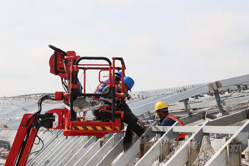 4月29日，工作人員在重慶江北國際機場T3B航站樓施工現場進行屋面施工。中建八局供圖