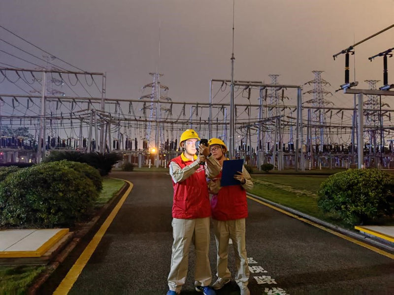 4月29日，國網璧山供電公司員工對220千伏田家變電站進行保電特巡。陳曉曉攝