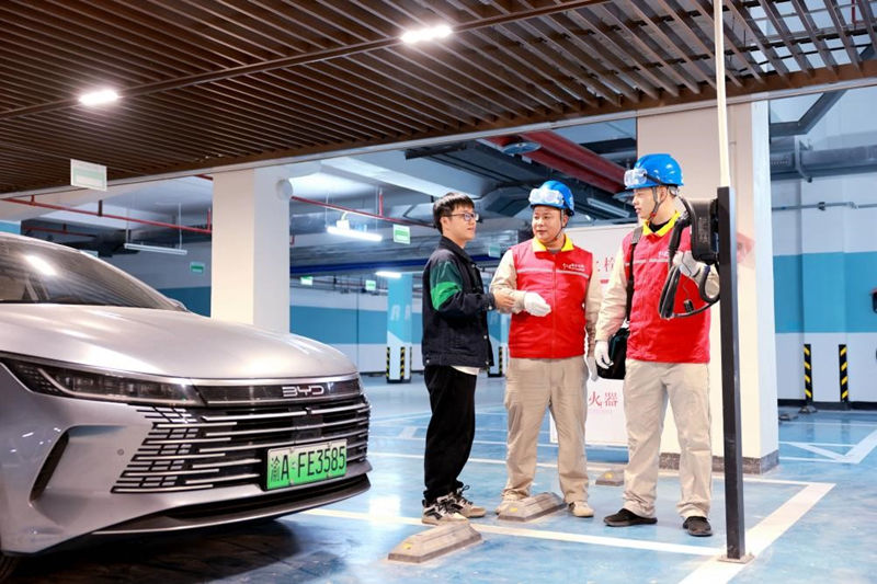 4月30日，國網大足供電公司員工對全區重要充電站開展特巡工作。王非凡攝