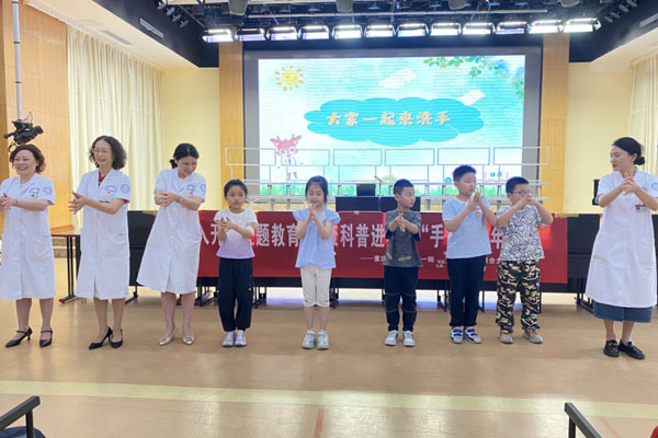 醫務人員帶領小朋友共同演示正確洗手步驟。劉林杰攝