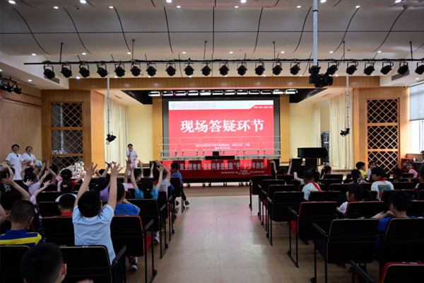 醫務人員現場解答小朋友的健康疑問。重慶醫藥高專附一院供圖