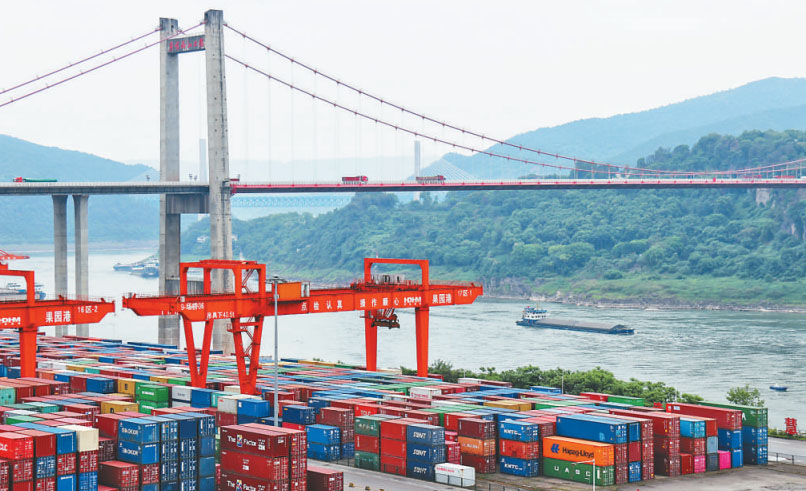 5月10日，重慶兩江新區果園港，公路、水運等多通道運輸在此交匯，這個“一帶一路”和長江經濟帶聯結點呈現繁忙景象。 本報記者 姜 峰攝