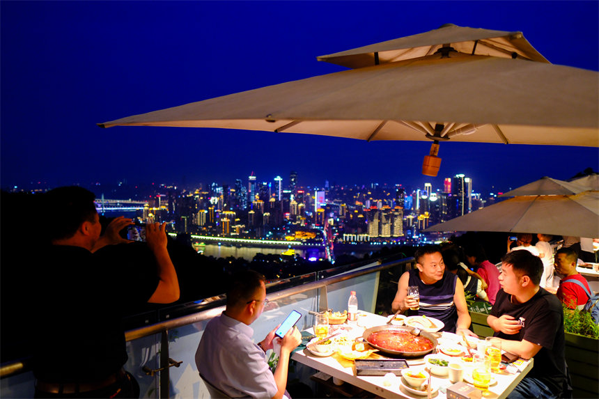 南岸區南山夜景火鍋公園，市民品火鍋看山城夜景。郭旭攝