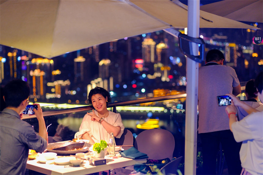 南岸區南山夜景火鍋公園，市民品火鍋看山城夜景。郭旭攝