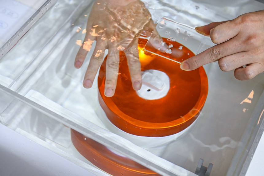 超聲腫瘤治療系統“海扶刀”亮相西洽會。鄒樂攝  