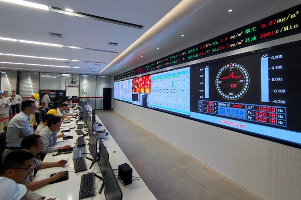 重慶發電廠主控室內，運行和調試人員正監控2號機運行狀態。國網重慶市電力公司供圖