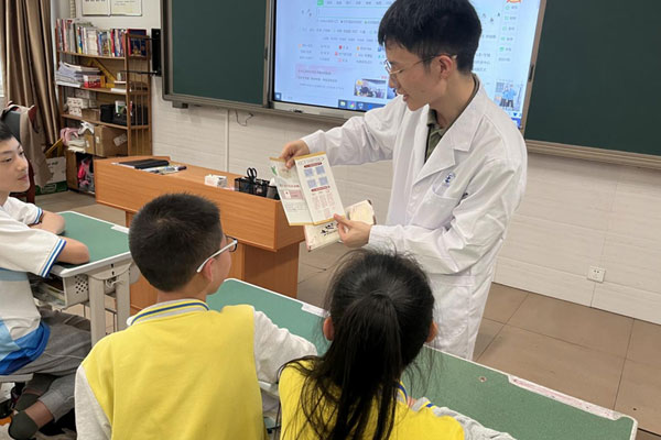 中醫醫師講述食養場景。璧山區婦幼保健院供圖