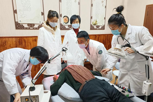 中醫康復團隊指導帶教。大興鎮中心衛生院供圖