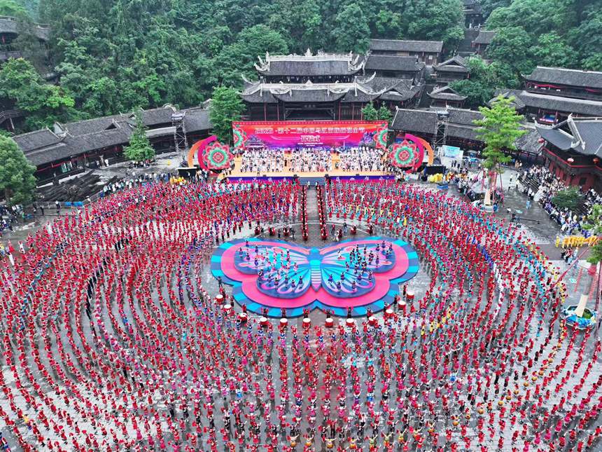 第十二屆國烏江苗族踩花山節現場。趙勇攝