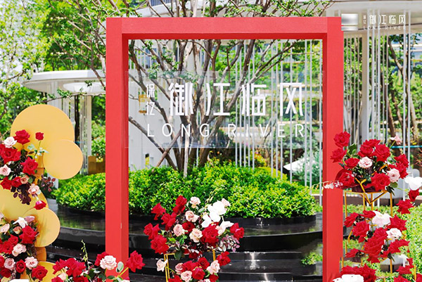 交付現場。保億置業供圖