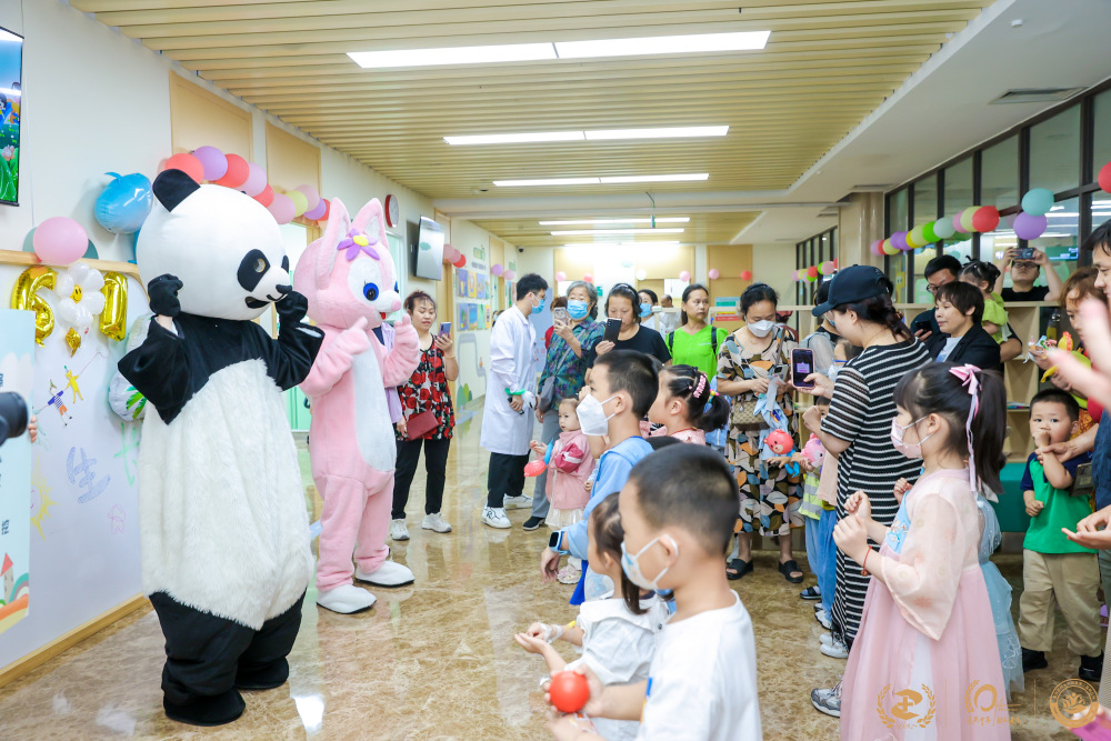 可愛的“玩偶”前來為小朋友過節。院方供圖