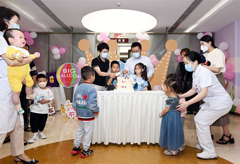 醫院為住院患兒送去了節日祝福和蛋糕。重慶市婦幼保健院供圖。