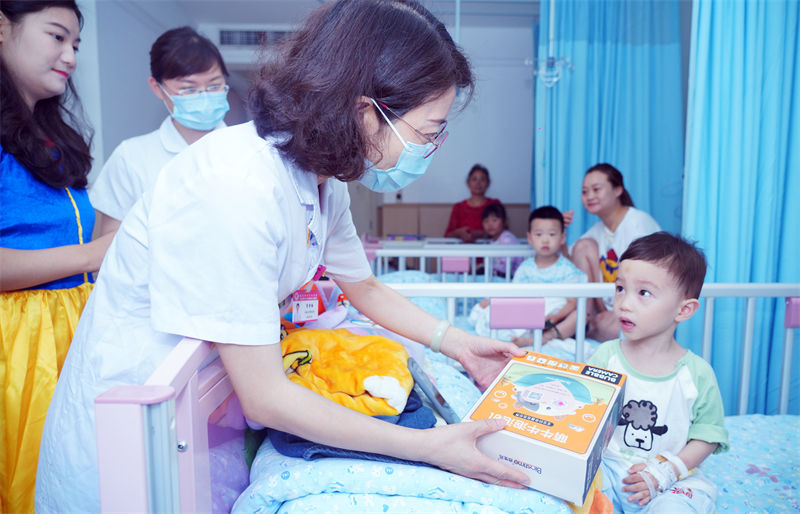 小朋友收到醫護人員贈送的禮物。重慶市婦幼保健院供圖