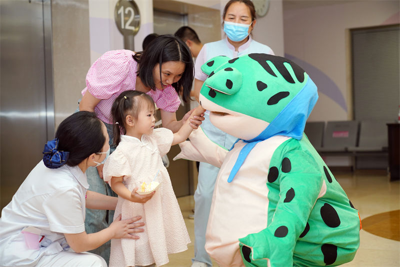 青蛙玩偶為孩子送上節日祝福。重慶市婦幼保健院供圖