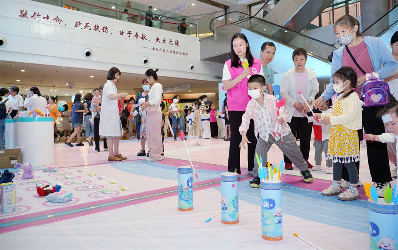 活動現場還為孩子們精心安排了投壺、套圈、抓娃娃等互動游戲。重慶市婦幼保健院供圖