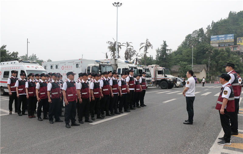 救援隊整裝待發。黃楓攝
