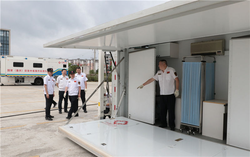 衛生應急隊員將大型救援裝備展開。黃楓攝