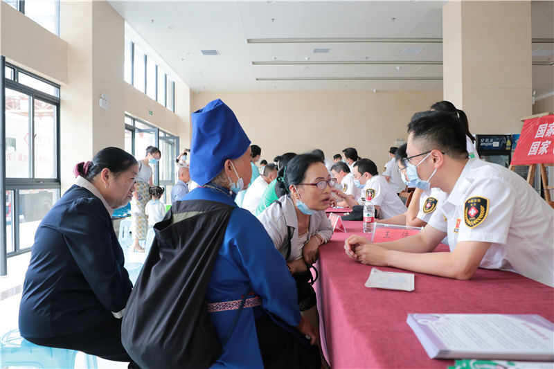 在丹寨縣人民醫院義診。黃楓攝