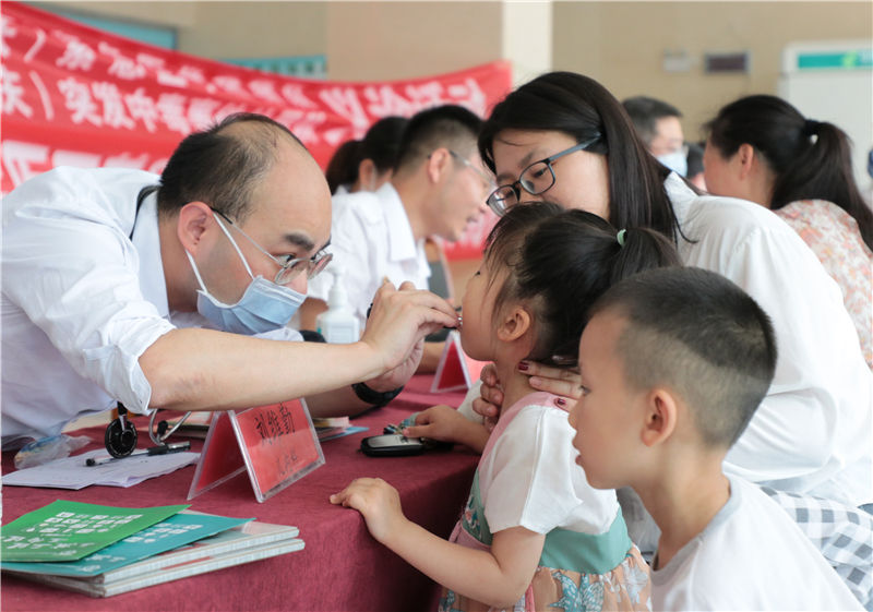 在丹寨縣人民醫院義診。黃楓攝