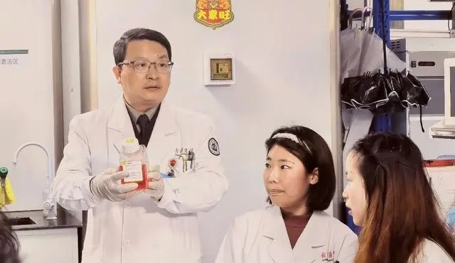 圖為楊清武教授(左)指導研究生做試驗?！≡?攝