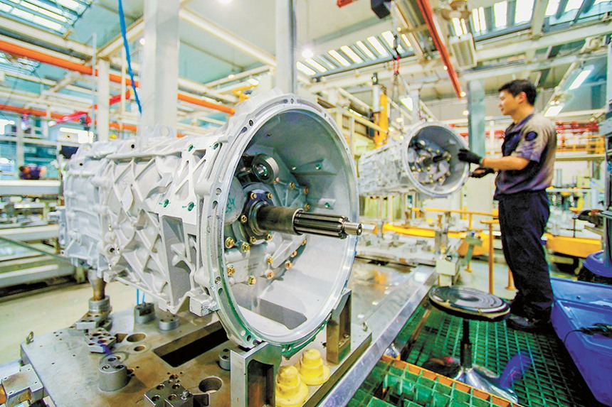 綦江齒輪傳動有限公司生產車間內，工作人員正在對S變速器質檢。該企業積極轉型升級，研發出多款混合動力及純電動客車、卡車用變速器，與多個知名客車、重型車品牌建立了良好合作關系。（攝于6月3日） 特約攝影 陳星宇/視覺重慶